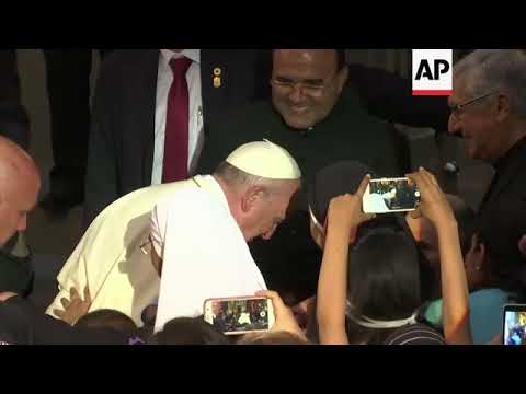 Pope arrives back at Lima's Apostolic Nunciature, greets crowds