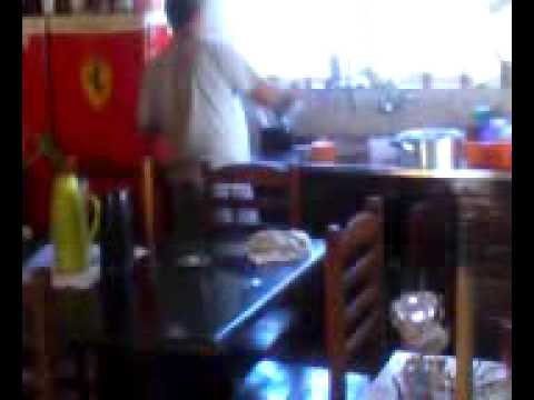 Mc Mamédio sendo acordado com balde de aguá