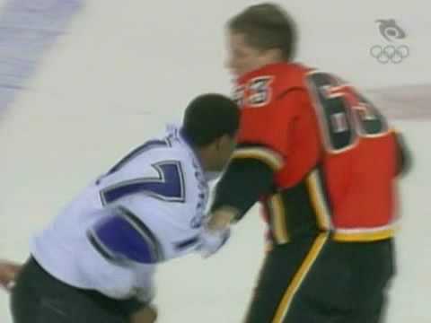 Wayne Simmonds vs Warren Peters