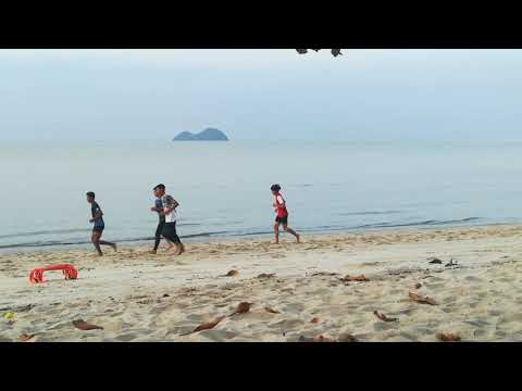 Training by the beach(3)