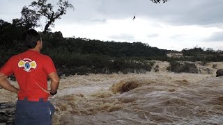 preview picture of video 'Bombeiros Blumenau e o helicóptero resgataram 3 jovens ilhados nas correntezas do Rio Itajaí-Açu.'