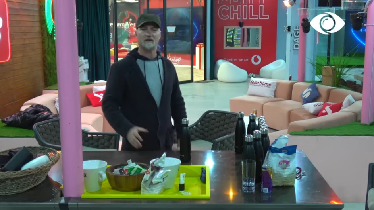 Genti rreshton shishet e banorëve, ironizon…