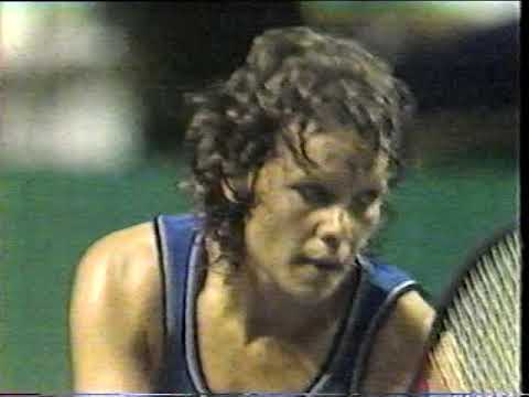 Chris Evert v Evonne Goolagong 1982 Citizen Cup SF Palm Beach (3)