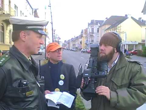 Polizist erteilt einem Moslem mit Kamera einen Platzverweis (BPE-Demo am 22.11. in Bonn)