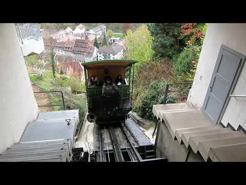 Standseilbahn 1700.01 Fribourg Neuveville - Fribourg St. Pierre - Wagen kommt in die Bergstation