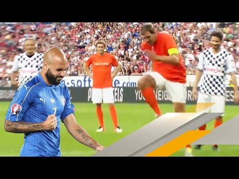 Parodia rzutu karnego Simone Zazy... 