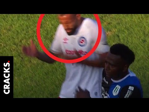 Jugador escupe a rival en la cara en pleno partido y su defensa fue insólita