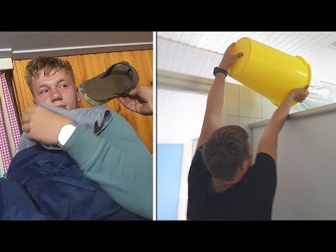 VRIENDEN PRANKEN OP VOETBALKAMP!