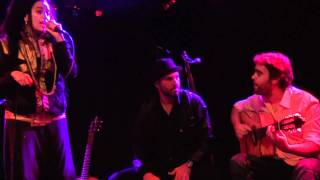 mn eerste kennismaking met Ojos de Brujo,acustica tocando``ley de gravidad``,increible!!!