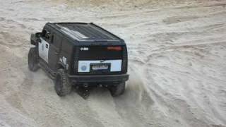 preview picture of video 'Hummer H2 having fun in the sands'