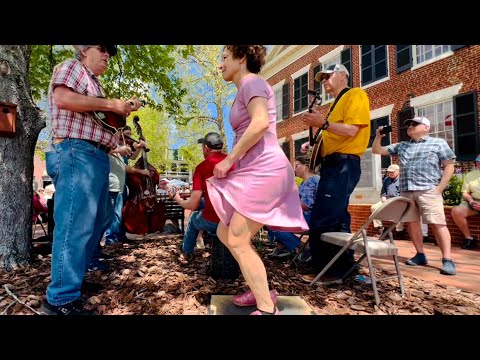 Rolling in my Sweet Babies Arms - Bluegrass Buckdance - Miss Moonshine & Bear on the Square Jammers