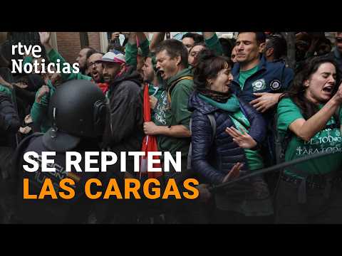 Tensión entre policía y manifestantes al irrumpir la huelga educativa de Madrid en un acto de Ayuso