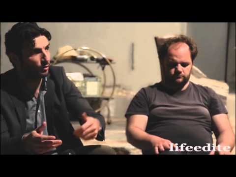 Στο βίντεο οι ηθοποιοί Νίκος Κουρής και Μάκης Παπαδημητρίου συζητούν για το θεατρικό έργο Το τάβλι (1971) του Δημήτρη Κεχαΐδη, το οποίο ασκεί αιχμηρή κριτική στη μεταπολεμική ελληνική πραγματικότητα. Σκηνοθεσία παράστασης: Ν. Κουρής - Μ. Παπαδημητρίου. Θέατρο της Οδού Κυκλάδων (2014). 