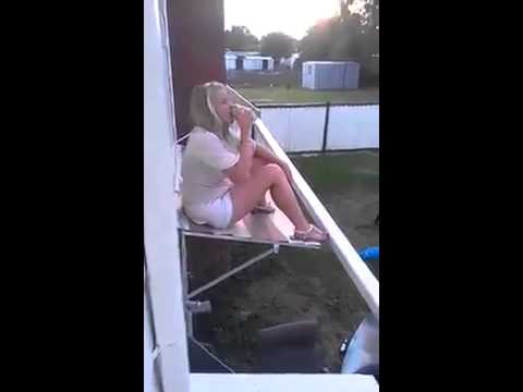 Blondyna spija sobie spokojnie browara na daszku