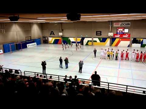 Der Einlauf der Mannschaften