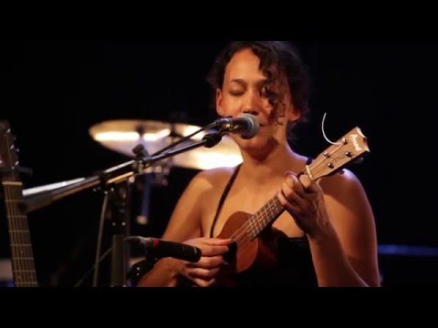 À la Lune (Live) - Te Beiyo (ex Fé) - Trois Baudets