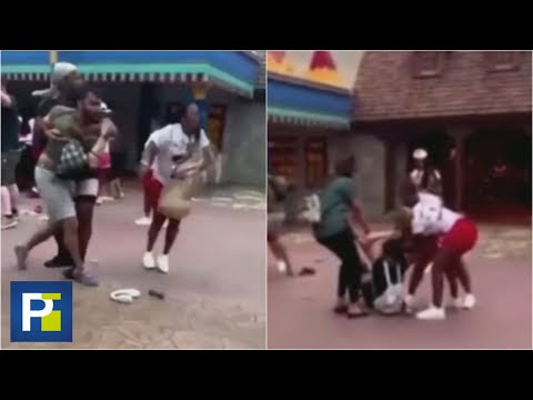 Pelea en un parque de Disney: dos familias se insultan y se golpean por un puesto en la fila