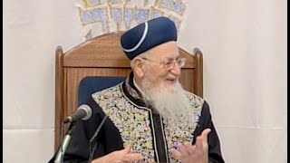 הצבא צועד על קבתו - סיפור מרתק - מרן הרב מרדכי אליהו (הרב מרדכי אליהו זצ"ל) - התמונה מוצגת ישירות מתוך אתר האינטרנט יוטיוב. זכויות היוצרים בתמונה שייכות ליוצרה. קישור קרדיט למקור התוכן נמצא בתוך דף הסרטון