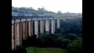 preview picture of video 'Trem de carga passando no pontilhão próximo a estação Eng. Acrísio. Mairinque - Pitangueira - SP'