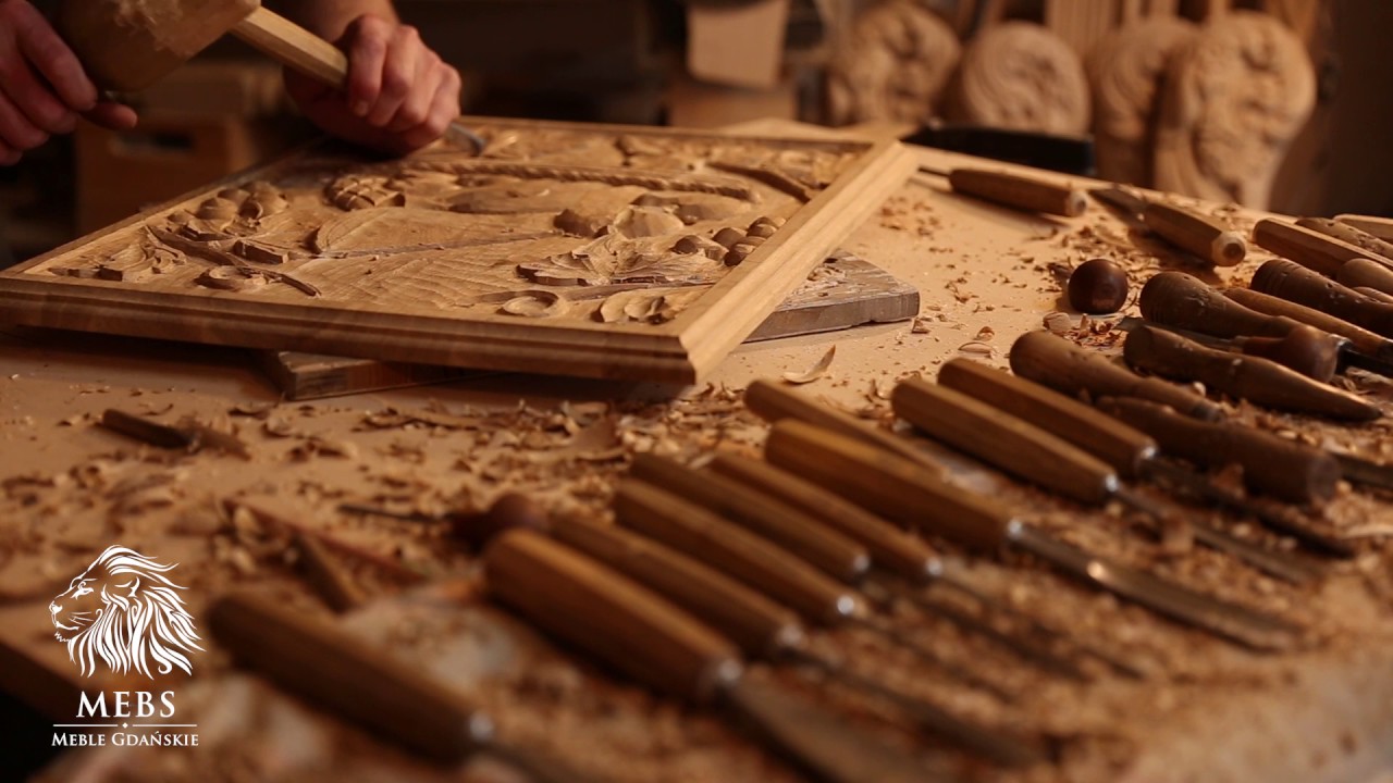 Rzeźba w drewnie wykonywana pracą rąk ludzkich przy użyciu dłuta