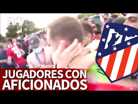 Varios jugadores del Atlético se saltan el protocolo y salen a celebrar con los aficionados