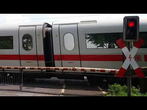 Passaggio a livello del treno ICE 2 a Recklinghausen in Germania