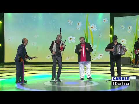 4x4 Profeti in Patria "La strana famiglia" | Cantando Ballando (HD)