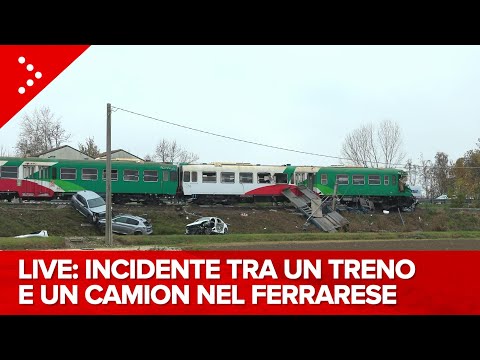 LIVE Incidente tra un treno regionale e un camion che trasporta auto nel ferrarese: diretta video