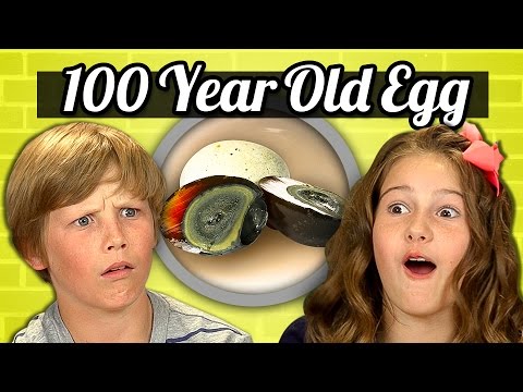 外國小孩吃皮蛋的爆笑反應！(KIDS vs. FOOD #21 - 100 Year old egg (Century Egg))