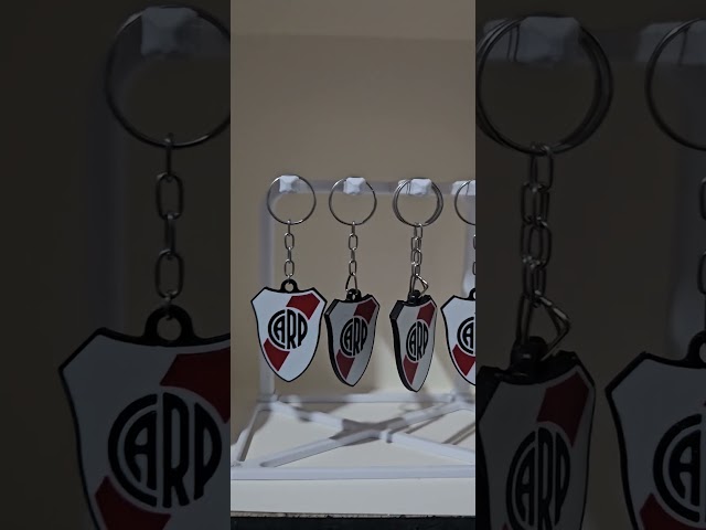 Vídeo relacionado con Mundo Avios Llavero de River Plate. Diseño a doble cara, con la camiseta del Club Altético River Plate. CARP. Argentina. LLA0155. (river plate 10)