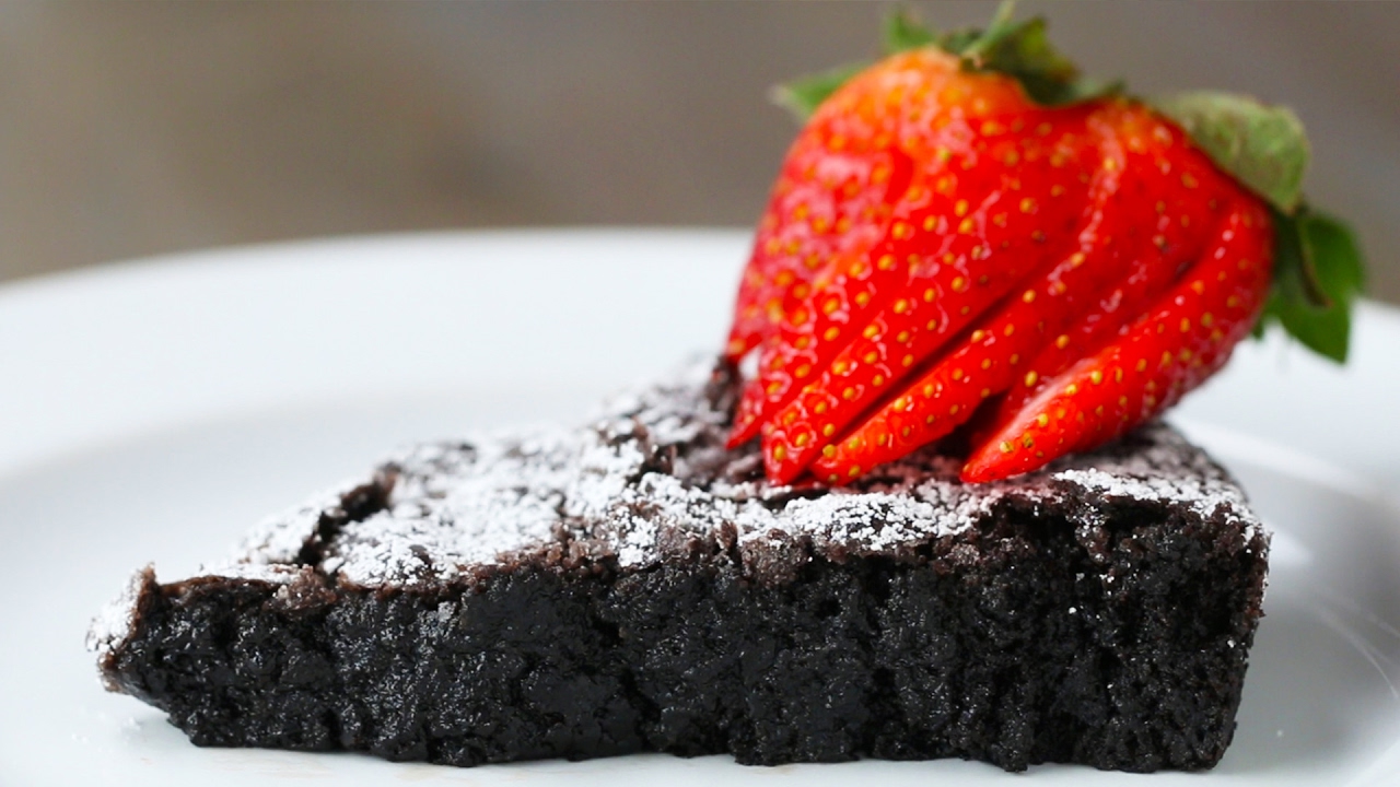 Sweden's Gooey Chocolate Cake in 74 Seconds