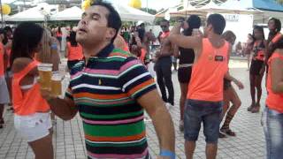 UM REGGAE NA CABEÇA E DOIS COPOS NA MÃO