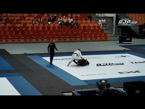 ALEXANDER SAK is always on the HUNT for a submission 😤