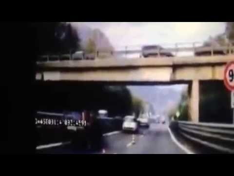 Crollo del cavalcavia sulla Milano Lecco, ecco il momento in cui ha ceduto il po