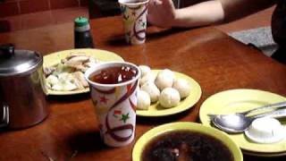 preview picture of video 'Famous Chicken Rice Ball at Hoe Kee restaurant'