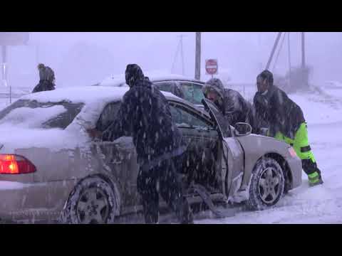 02-17-2021 Memphis, TN - Cars Stuck at I-55 Ramp - Pedestrians Push - Heavy Snow