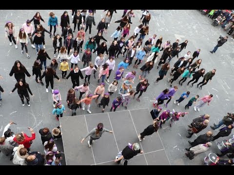 Koreografia Huntza taldearen 'Zer Izan' abestiarekin