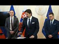 Tlačová Konferencia R Kaliňáka I Melichera A D Lindtnera Po Rokovaní Vlády SR