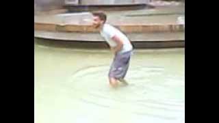 preview picture of video 'Périgueux INCROYABLE un mec chie dans la fontaine d'un parc...'