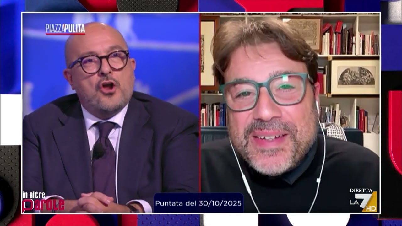 Massimo Gramellini regala ad Antonio Padellaro il braccialetto di Gennaro Sangiuliano