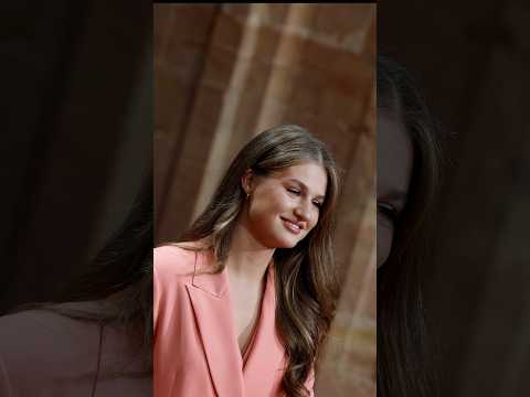 Leonor entrega en solitario y por primera vez las insignias Premios Princesa de Asturias #shorts