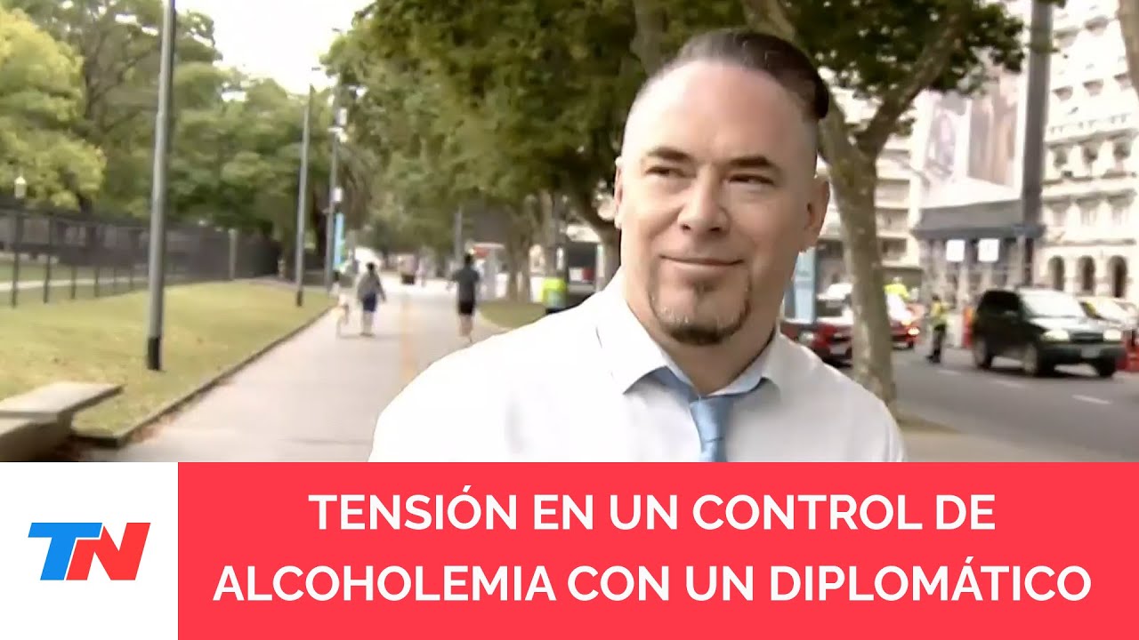 Un diplomático se atrincheró en su auto, se negó a un control de alcoholemia y no bajó la ventanilla