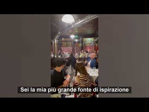 Tifoso incontra Federer al ristorante e gli mostra un tatuaggio, il tennista sorpreso