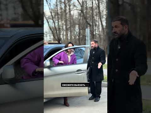 Замужем она