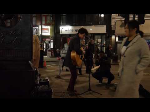 Gatumusiker i London spelar Bowie-covers