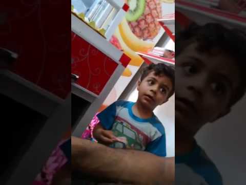 طفل عراقي يريد يشتري بفلوس صداميه لا يفوتكم