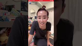 ライブ配信　子供と戯れる美魔女見逃せない胸チラ　谷間