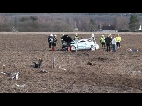 Bil voltade ut på åker - tre till sjukhus