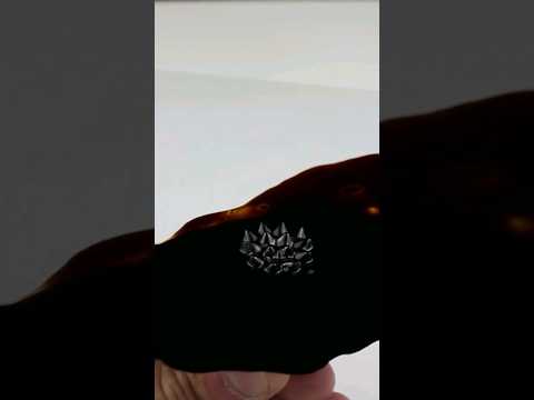 Ferrofluid ist eine magnetische "Flüssigkeit"
