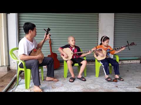 Cả nhà đàn cổ. Khánh Hưng đàn sến.